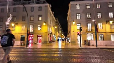 POV Portekiz caddesinde gece atmosferiyle yürüyor