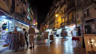 Lizbon 'daki şehir caddesinde geceleri huzur dolu boş bir hava hakim.