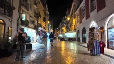Sıcak Portekiz gece sahnesi tarihi ara sokakta ışıklar altında