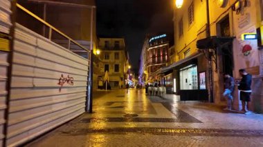 Lizbon 'da parıldayan bir sokak Romantik bir gece havası olan eski bir kasaba