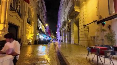 Avrupa gece yürüyüşü büyüleyici Lizbon caddesinde