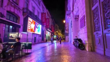Lizbon eski caddesi geceleri sıcak şehir ışıklarıyla parıldıyor
