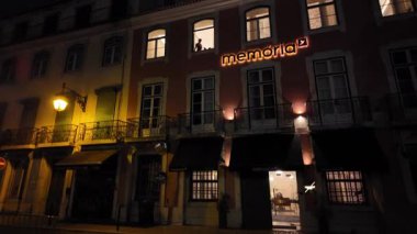 Lizbon 'da gece şehir gezintisi, klasik sokak ışıklarıyla