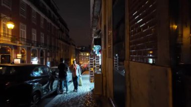 Lizbon 'da yürürken romantik gece sahnesi