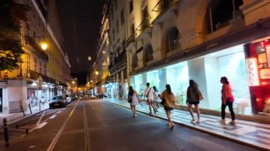 Geceleyin Lizbon cazibesi eski sokakta