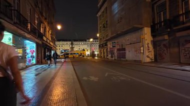 Geceleri fenerlerle Lizbon 'da yürümek