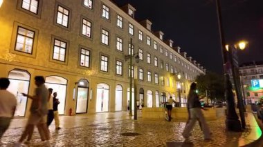 Geceleri ışıldayan Lizbon sokak lambaları