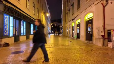 Parlayan sarı fenerlerle Lizbon Gecesi