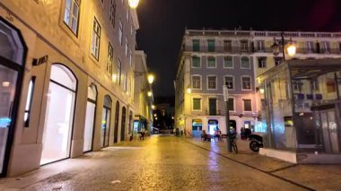 Lizbon 'da gece yürüyüşünde şehir ışığı