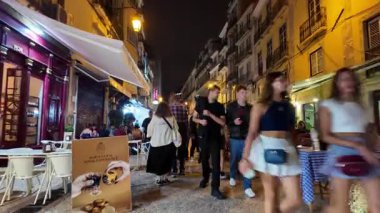 Lizbon 'daki şehir gece sokağında hafif bir ışık