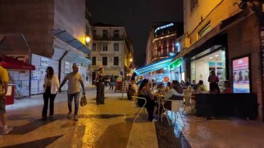 Gece görüşünde parlayan Lizbon kaldırımlı cadde