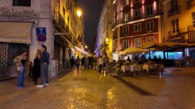 Lizbon 'un tarihi sokaklarında ışıltılı bir gece.