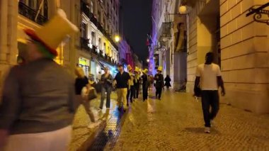Lizbon 'un aydınlık sokaklı gece manzarası