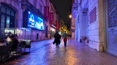 Lizbon sokağı geceleri sessizlikle parlıyor