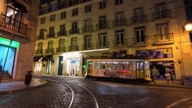 Geceleri Lizbon sokaklarında fenerler yanıyor.