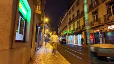 Geceleri ılık ışıkla boş Lizbon caddesi