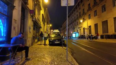 Lizbon 'da taş kaldırımlı bir gece sokağı