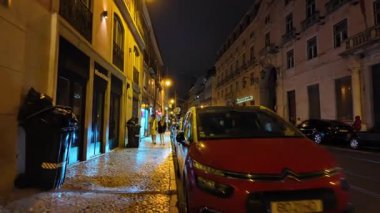 Parlak ışıkların önünden geçerken Lizbon 'da yürümek