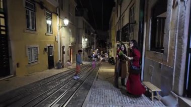 Geceleri Portekiz 'in sıcacık sokağında yumuşak lamba ışığı