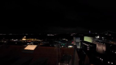 Lizbon 'da Avrupa gece yürüyüşü sokak lambalarıyla