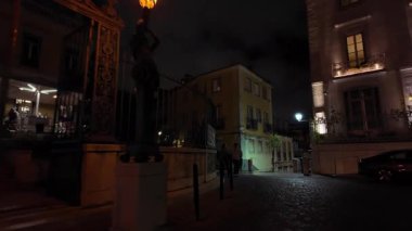 Gece Lizbon sahnesinde kaldırım taşları ve sıcak bir parıltı