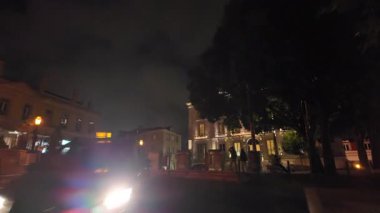 Lizbon 'da parlayan ışıkları olan otantik bir gece sokağı.