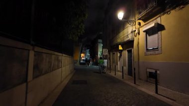 Geceleri fenerlerle Lizbon caddesinde yürüyorum.