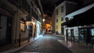 Lizbon 'da gece yürüyüşü kasvetli sarı ışıklarla