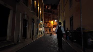Sessiz Lizbon sokağı gece aydınlatmalı