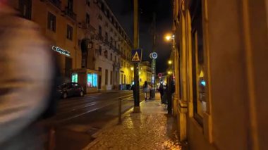 Lizbon 'da eski bir kasaba Geceleri rahat, yumuşak ışıklarla yürür