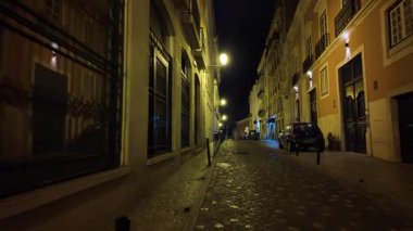Lizbon 'da gece huzurlu ve aydınlık yollarla şehir yürüyüşü