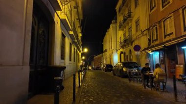 Lizbon 'daki gece sahnesi sıcak sokak parıltısıyla tarihi merkez
