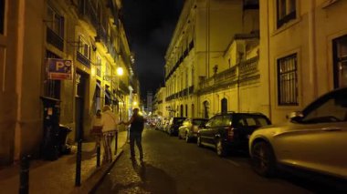 Parlayan sarı ışıklarla Lizbon caddesini daralt