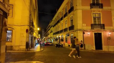 Otantik Lizbon sokağı Gece fenerlerin altında parlıyor