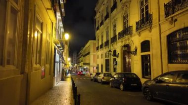 Tarihi Lizbon 'da şehir gecesi Eski sokak ve yumuşak ışıkla
