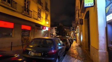 Lizbon 'da gece vakti rahat ışıklandırmalı ve kaldırımlı yollu sahneler