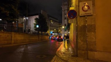 Geceleyin Lizbon 'un eski kasabası ışıltılı perspektiften