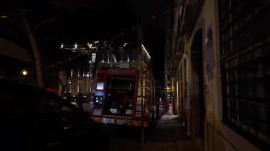 Lizbon 'daki şehir gece atmosferi Sarı sokak lambaları olan eski bir kasaba