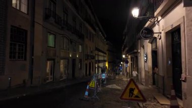 Geceleri Lizbon Dar yollarda parlayan sokak lambalarıyla