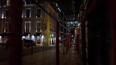 Geceleri Lizbon 'da şehir sokakları Parlayan ışıklar ve sessiz yürüyüşlerle