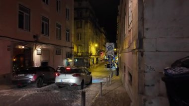 Lizbon 'da gece kaldırımlı cadde, rahat ışıklar ve şehir ruhuyla