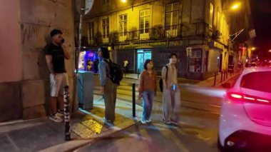 Portekiz sokağı geceleyin ilk bakışta sıcak ışıklarla görülüyor.