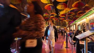 Lizbon dar caddesinde akşam yürüyüşü. Sıcak bir çevre şehri parlıyor.