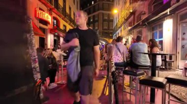 Sıcak fenerler ve eski mimari ile Lizbon gece sokak manzarası