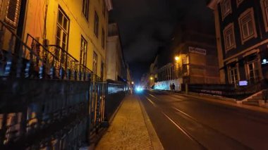 Lizbon Caddesi 'nin sokak lambaları ve taş kaldırımlı görüntüsü.