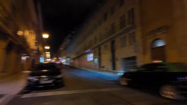 Çekici caddeleri ve parlayan ışıkları olan Portekiz şehir gece manzarası