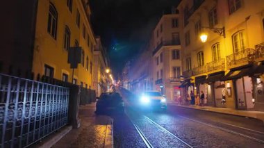 Yumuşak lambalarla yürümekten huysuz Lizbon sokakları