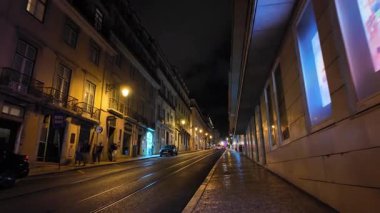 Geceleri Lizbon sokakları taştan yollarla parıldıyor.