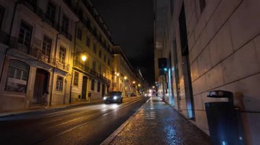 Gece vakti Lizbon sokaklarında yumuşak sarı ışıklarla dolaşmak