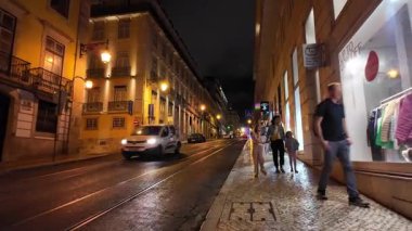 Lizbon caddesini ilk gören kişi gece rahat parlaklığı ve kaldırım taşlarıyla